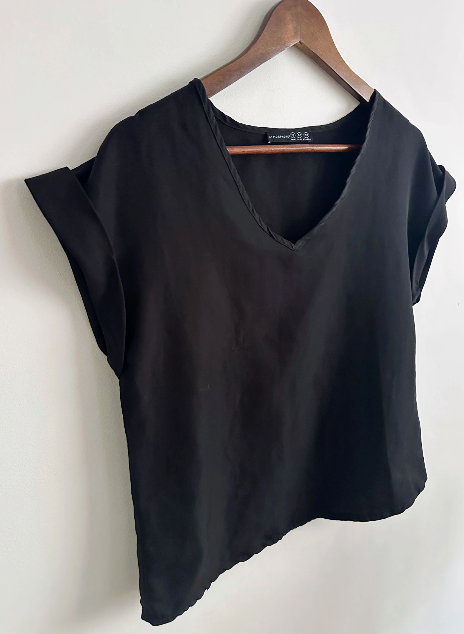 Vloeiende zwarte Atmosphere blouse met V-hals maat M – photo 4
